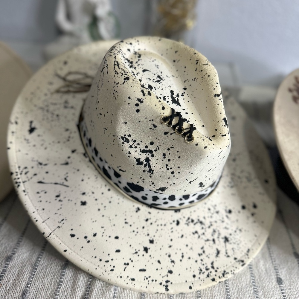 Stylish Speckled Hat with Black Details
